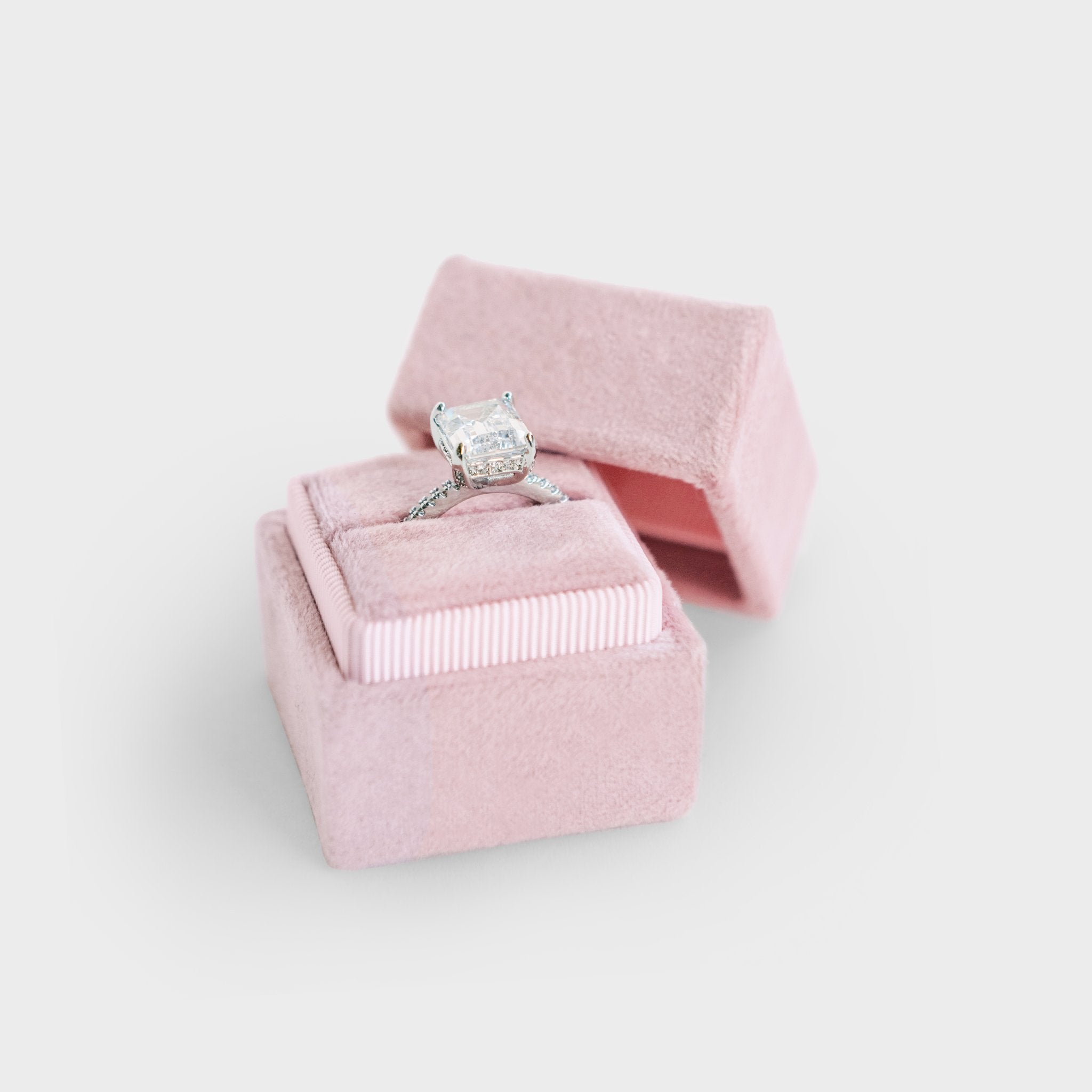 Amazon.com: CHENJIEUS Wedding Ring Box Heart Shaped Ring Box LED Light Engagement  Ring Boxes Jewelry Gift Box for Proposal Wedding Valentine's Day  Anniversary Christmas Ring Holder (Pink) : Clothing, Shoes & Jewelry